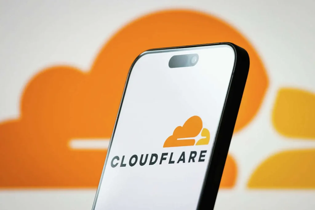 Cloudflare resuelve caída global de cuarenta y cinco minutos que afectó LinkedIn, Zoom, Fortnite y servicios bancarios